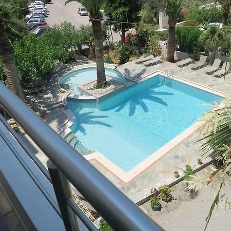 Aparthotel Maria Platanés